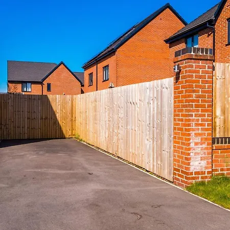 Vidale Court, 3 Bedroom House With River Irwell View, Sleeps 6-3
